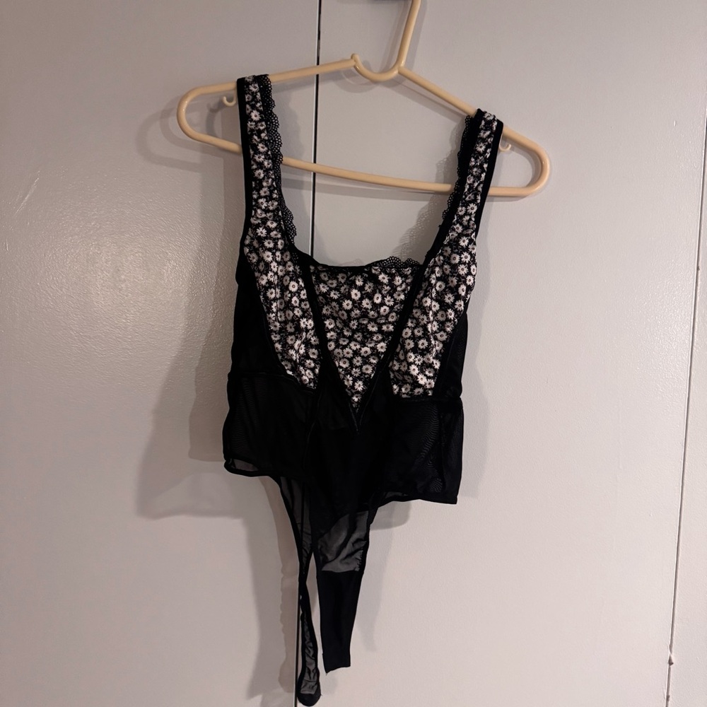 Forever 21 Floral Lace bodysuit Size Large NWT